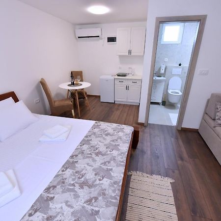 Airport Apartments Tri Hrasta Podgorica Exterior photo