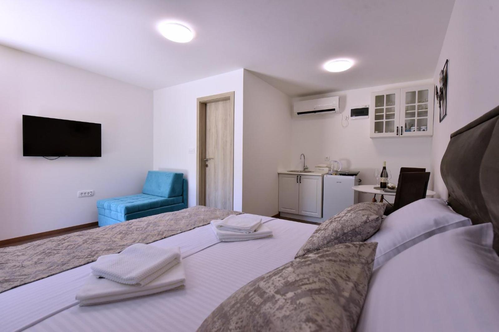 Airport Apartments Tri Hrasta Podgorica Exterior photo