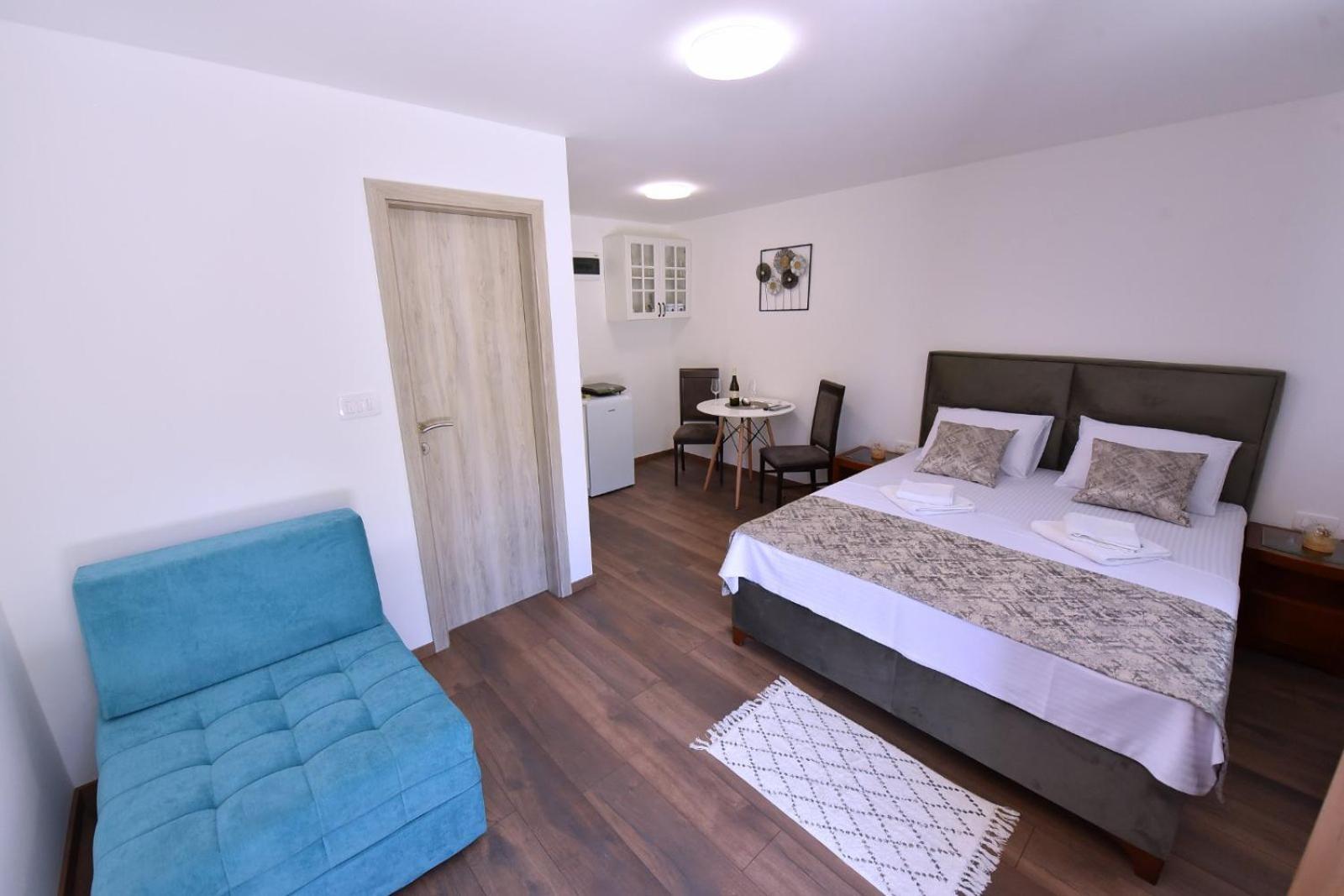 Airport Apartments Tri Hrasta Podgorica Exterior photo
