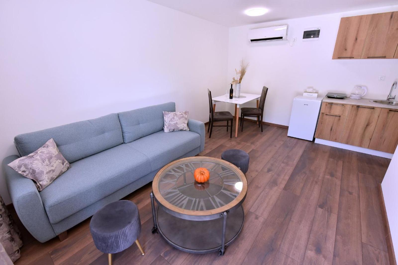 Airport Apartments Tri Hrasta Podgorica Exterior photo