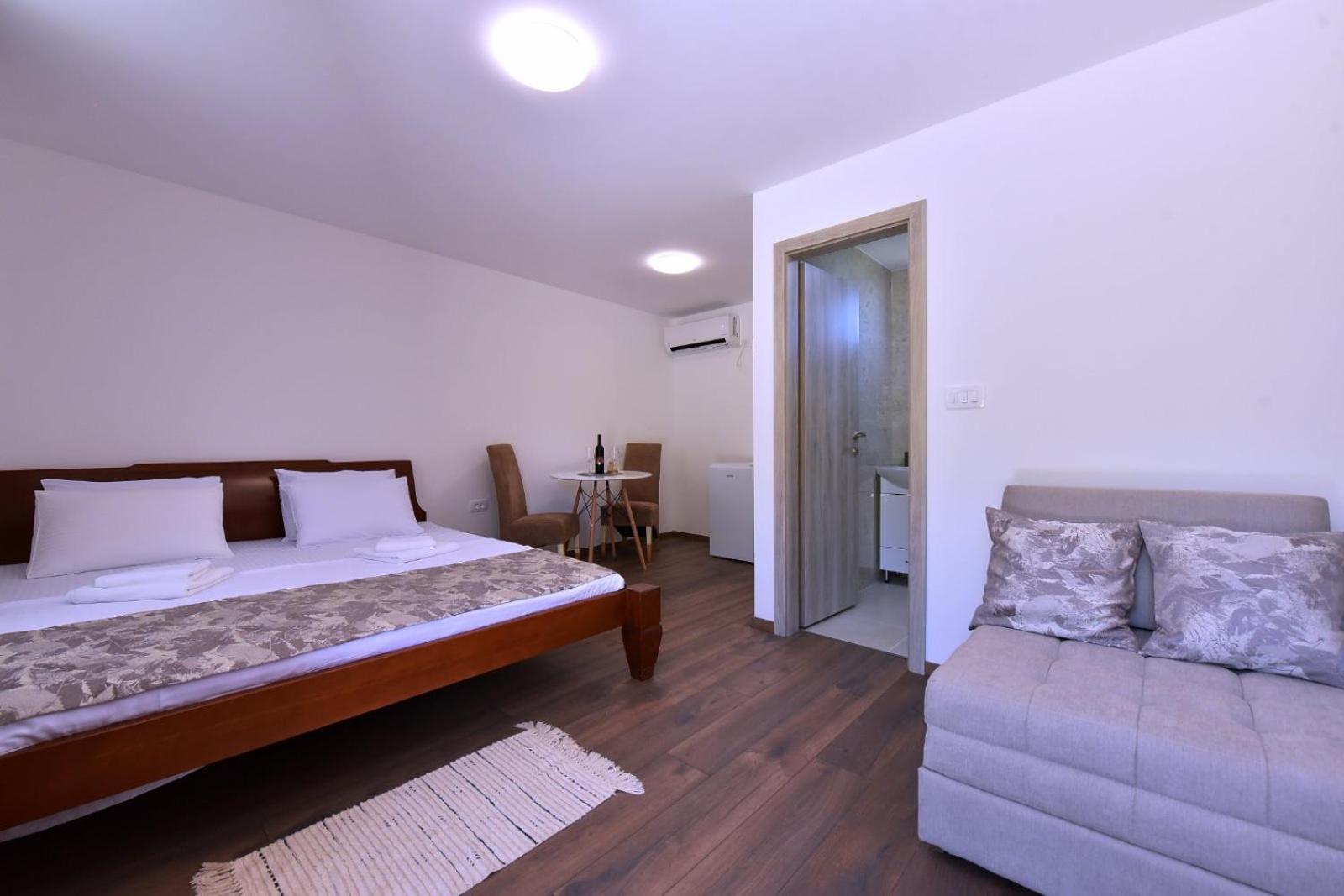 Airport Apartments Tri Hrasta Podgorica Exterior photo